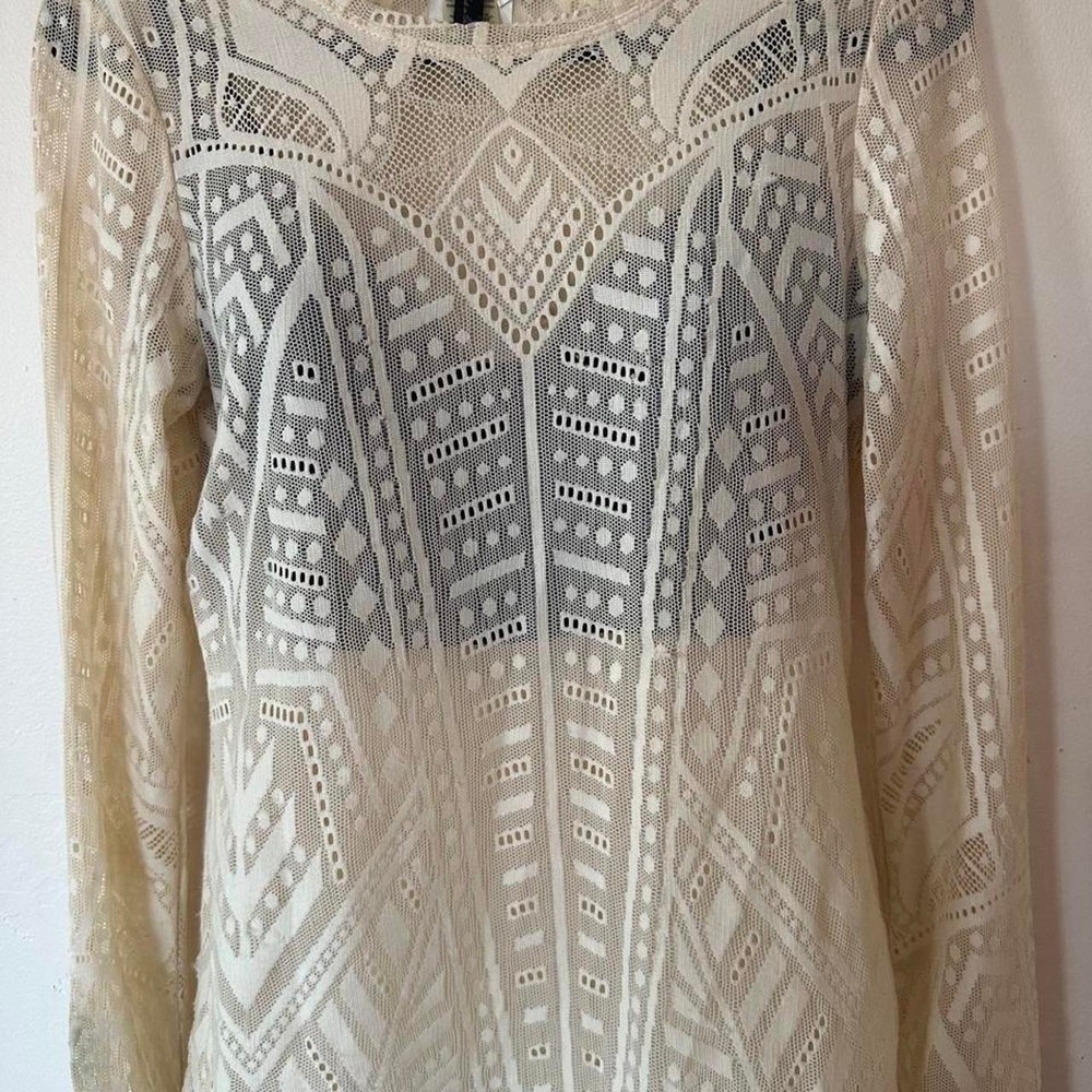 BCBGMAXAZRIA cream & white geometric lace blouse‎ with long sleeves, size XS